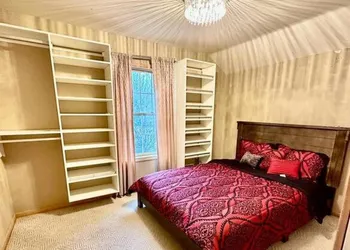 Cheerful 5-bedroom resort with heated pool hotel thumbnail 8