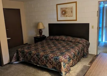 Paradise Falls Motel & Liquor LLC hotel thumbnail 7