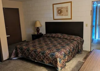 Paradise Falls Motel & Liquor LLC hotel thumbnail 7