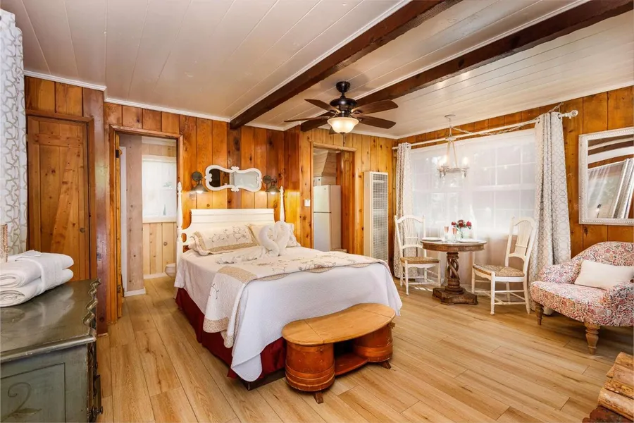 Arrowhead Pine Rose Cabins hotel detail image 6