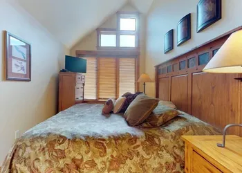 2 Bedroom Colorado Vacation Rental situated in River Run Village Steps from the Summit Express Gondola hotel thumbnail 6