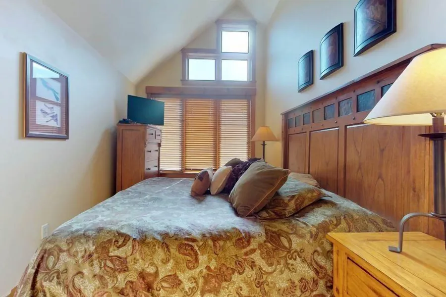 2 Bedroom Colorado Vacation Rental situated in River Run Village Steps from the Summit Express Gondola hotel detail image 6