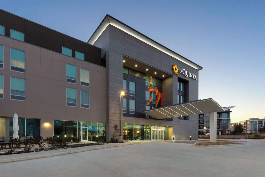 La Quinta Inn & Suites By Wyndham San Antonio At The Rim hotel detail image 2