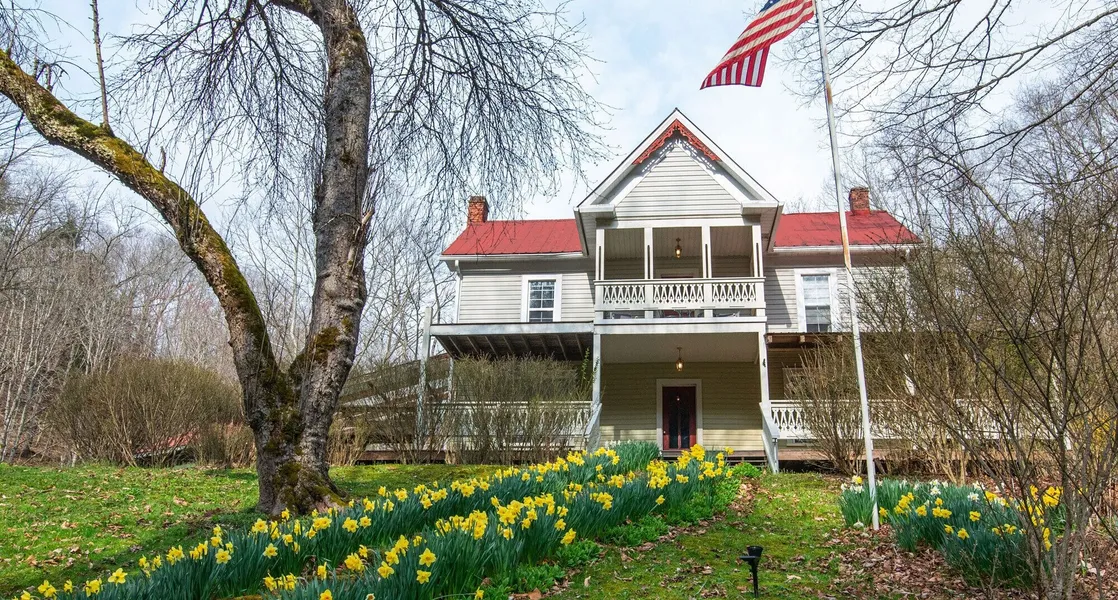 Moore House Inn & Cabins hotel detail image 2
