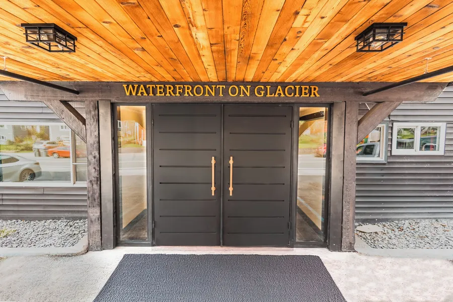 Waterfront on Glacier hotel detail image 2