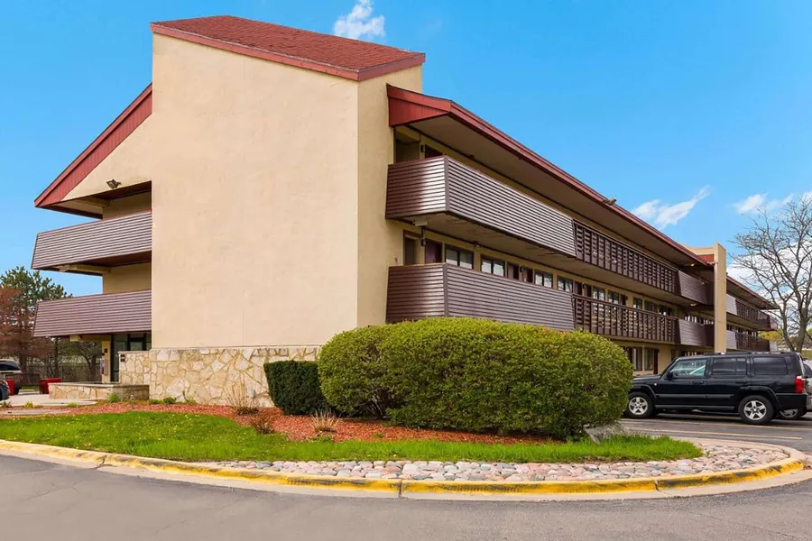 Super 8 by Wyndham Deerfield/Northbrook hotel detail image 2