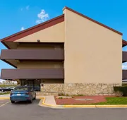 Super 8 by Wyndham Deerfield/Northbrook hotel detail image 3