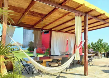 Skyview Retreat hotel thumbnail 3
