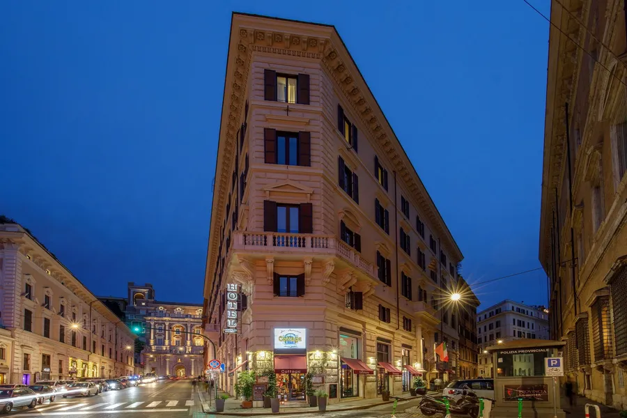 Cosmopolita Rome Colosseum, Tapestry Collection by Hilton hotel detail image 2