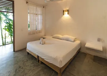 Hidden Port Vhouse hotel thumbnail 6