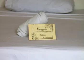 Hidden Port Vhouse hotel thumbnail 7