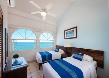 WIVC Casa de la Playa Condo - Literally on the Beach with Swimming Pool & Jacuzzi hotel thumbnail 5