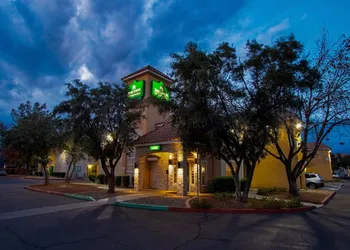 HomeTowne Studios Phoenix - Dunlap Ave hotel thumbnail 2
