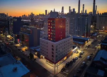Hampton Inn by Hilton Long Island City New York hotel thumbnail 2