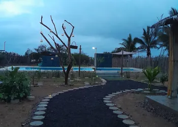 Tres Velas Surf hotel thumbnail 4