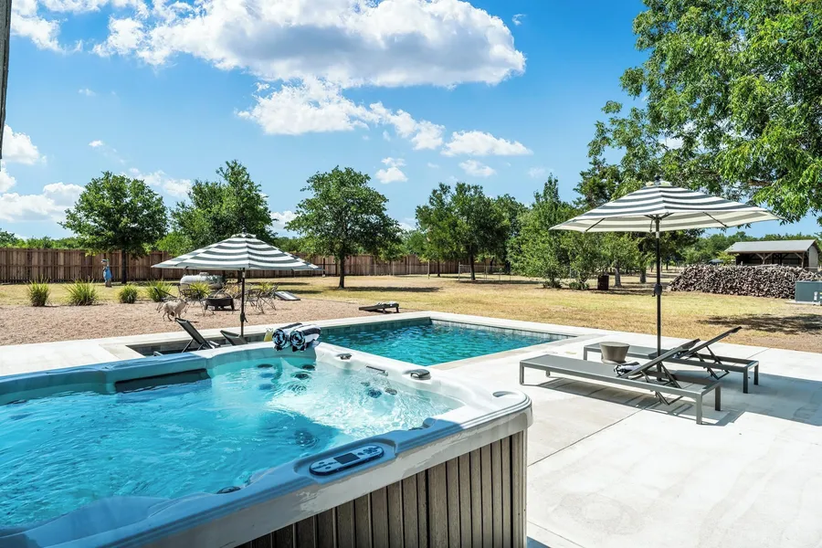 Hot Tub Pool Firepit Gameroom Guesthouse hotel detail image 6