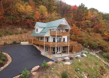 Shenandoah Manor - Pet friendly lodge with a hot tub and amazing views! hotel thumbnail 2