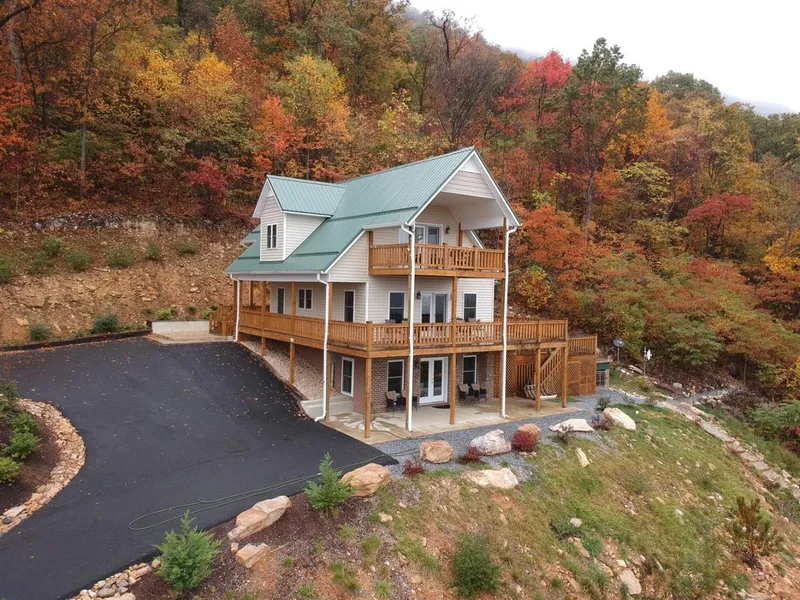 Shenandoah Manor - Pet friendly lodge with a hot tub and amazing views! hotel detail image 2