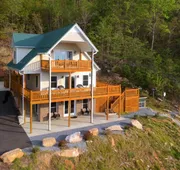 Shenandoah Manor - Pet friendly lodge with a hot tub and amazing views! hotel detail image 3