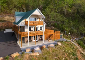 Shenandoah Manor - Pet friendly lodge with a hot tub and amazing views! hotel thumbnail 3