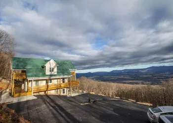 Shenandoah Manor - Pet friendly lodge with a hot tub and amazing views! hotel thumbnail 4