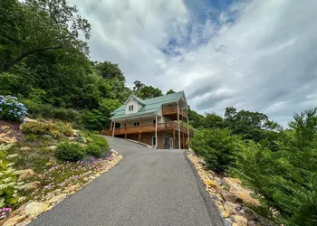 Shenandoah Manor - Pet friendly lodge with a hot tub and amazing views! hotel thumbnail 6