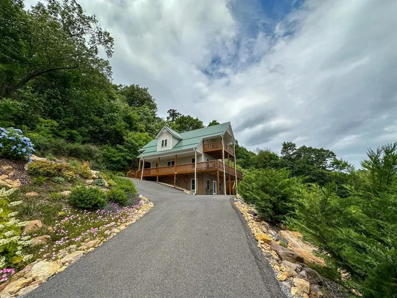 Shenandoah Manor - Pet friendly lodge with a hot tub and amazing views! hotel detail image 6