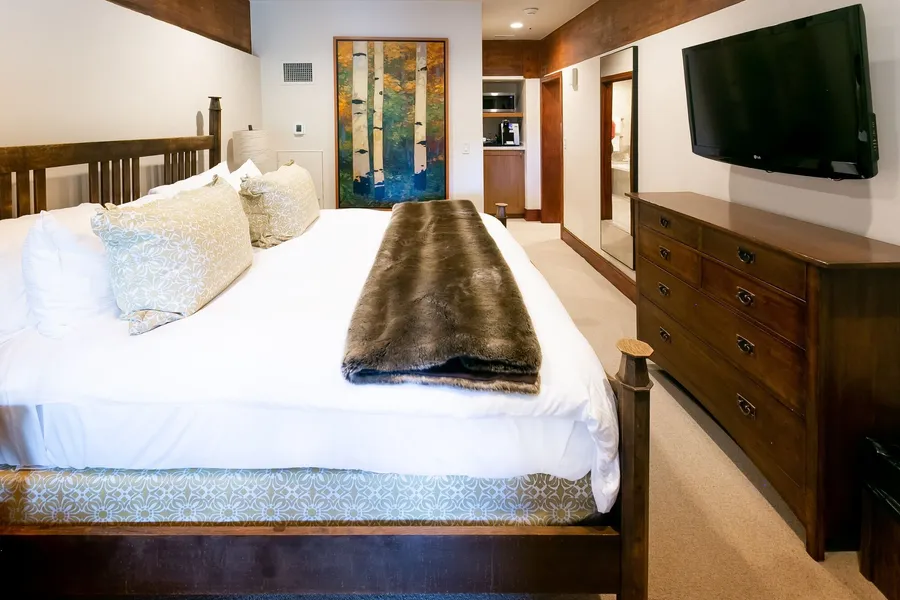 Deluxe King Room With Fireplace Hotel Room by RedAwning hotel detail image 2
