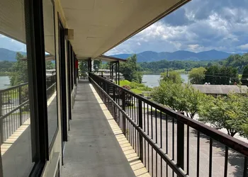 Hillside Lodge hotel thumbnail 2