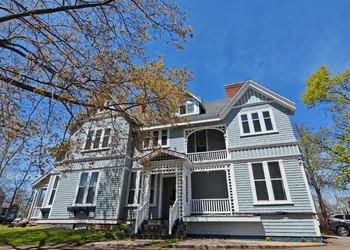 Andy's Blue House hotel thumbnail 2