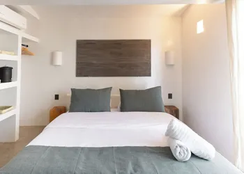 LePetit hotel thumbnail 8