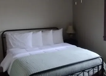 Iron Rail Inn hotel thumbnail 4