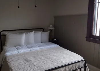 Iron Rail Inn hotel thumbnail 5