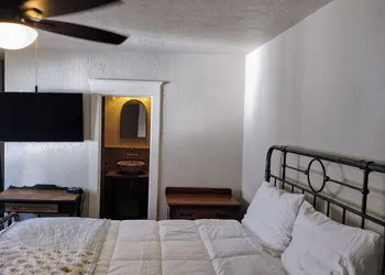 Iron Rail Inn hotel thumbnail 6