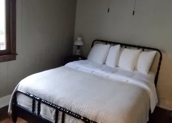 Iron Rail Inn hotel thumbnail 7