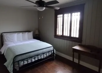 Iron Rail Inn hotel thumbnail 8