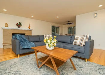 Lower Queen Anne Townhome hotel thumbnail 2