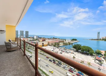 Deck12 Casino and Resort by Monyxbnb hotel thumbnail 5