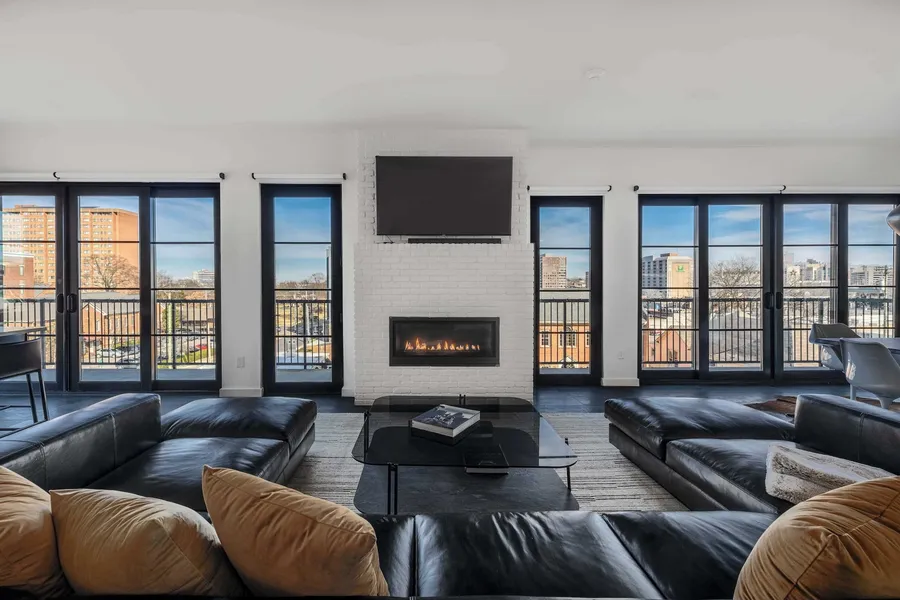 121 Hotel Buyout by Avantstay Buyout of 121 Hotel w/ Living Areas & Meeting Room! Sleeps 58 hotel detail image 6