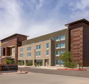 La Quinta Inn & Suites by Wyndham Phoenix West / Glendale hotel detail image 3
