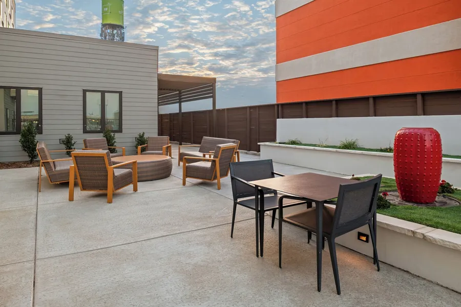 Courtyard By Marriott Woodland hotel detail image 2