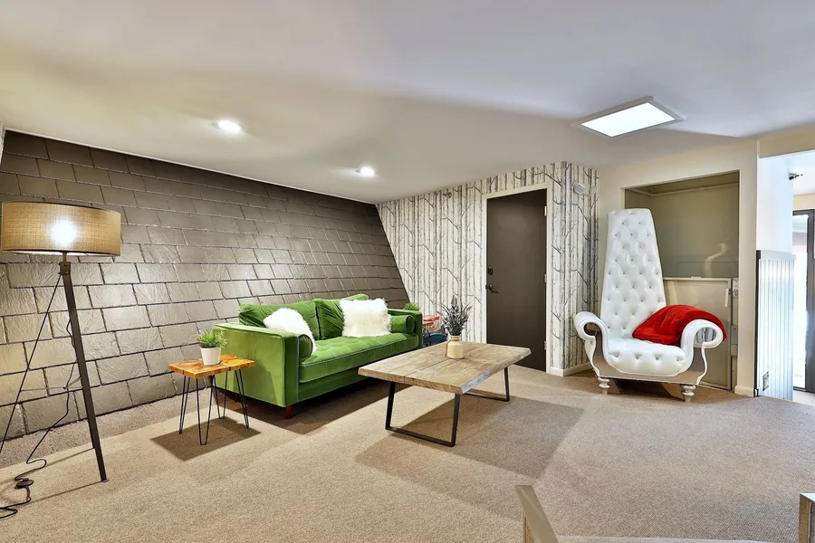 The Birch Ridge: English Gentleman's Room #9 - King Suite In Killington, Vermont. Hot Tub. 1 Bedroom Home hotel detail image 6