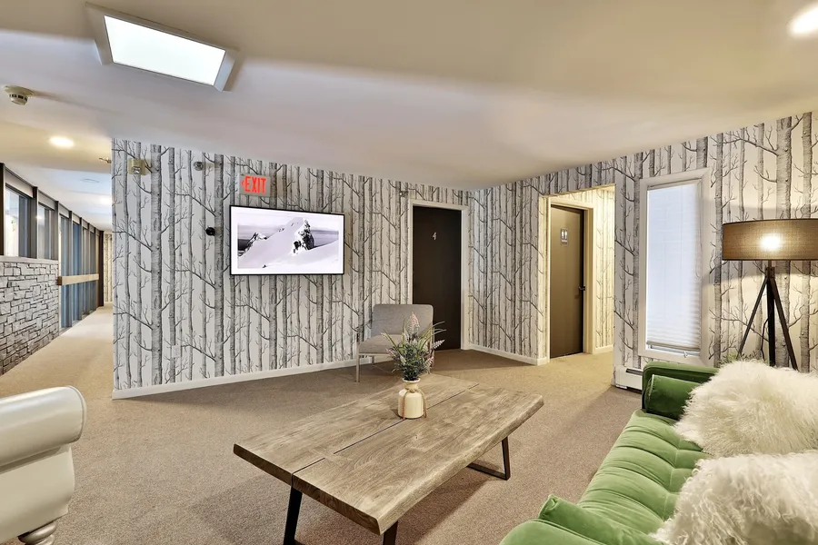 The Birch Ridge: Mission Room #2 - Queen Suite In Renovated Killington Lodge. Hot Tubs. 1 Bedroom Home hotel detail image 6