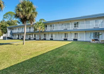 Suburban Studios Daytona Beach - Speedway hotel thumbnail 2