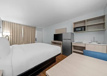 Suburban Studios Daytona Beach - Speedway hotel thumbnail 3