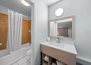 Suburban Studios Daytona Beach - Speedway hotel thumbnail 5