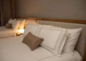 S22 Hotel & Suites hotel thumbnail 6