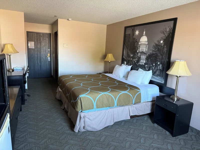 Dodgeville inn and suites hotel detail image 6