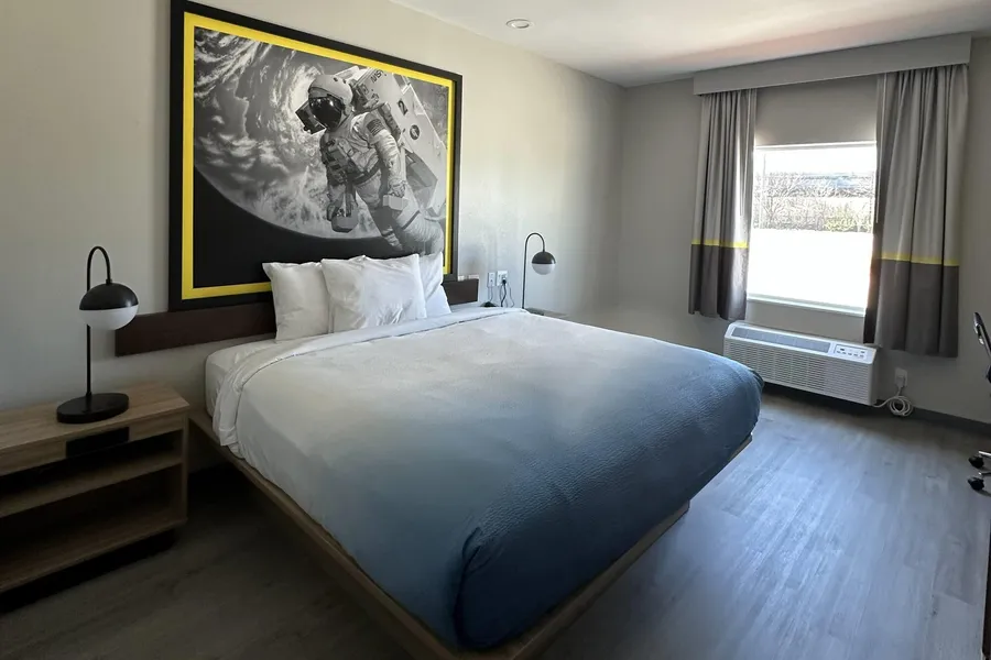 Super 8 By Wyndham Baytown hotel detail image 6
