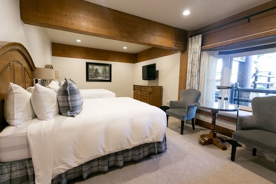 Deluxe Two Queen Room Hotel Room by RedAwning hotel detail image 2